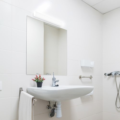 Pragmalux LED Spiegelarmatuur Aqualis vierkant IP44 IK03 900mm 20W 2250-2600lm 2700K-3000K-4000K 3-CCT wit RAL9016-5